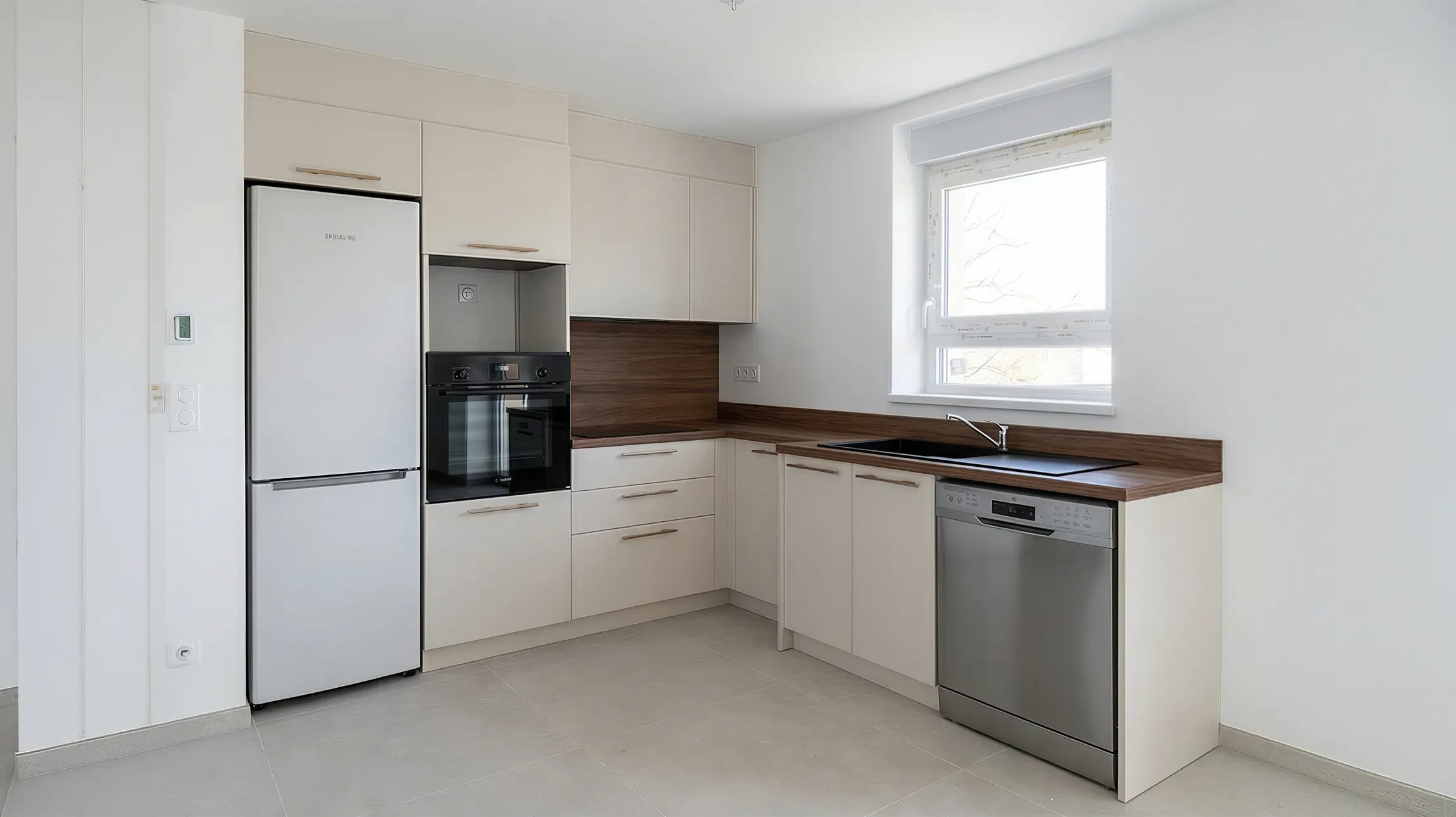 Cuisine moderne ouverte avec îlot central, plan de travail en quartz blanc, mobilier laqué gris anthracite