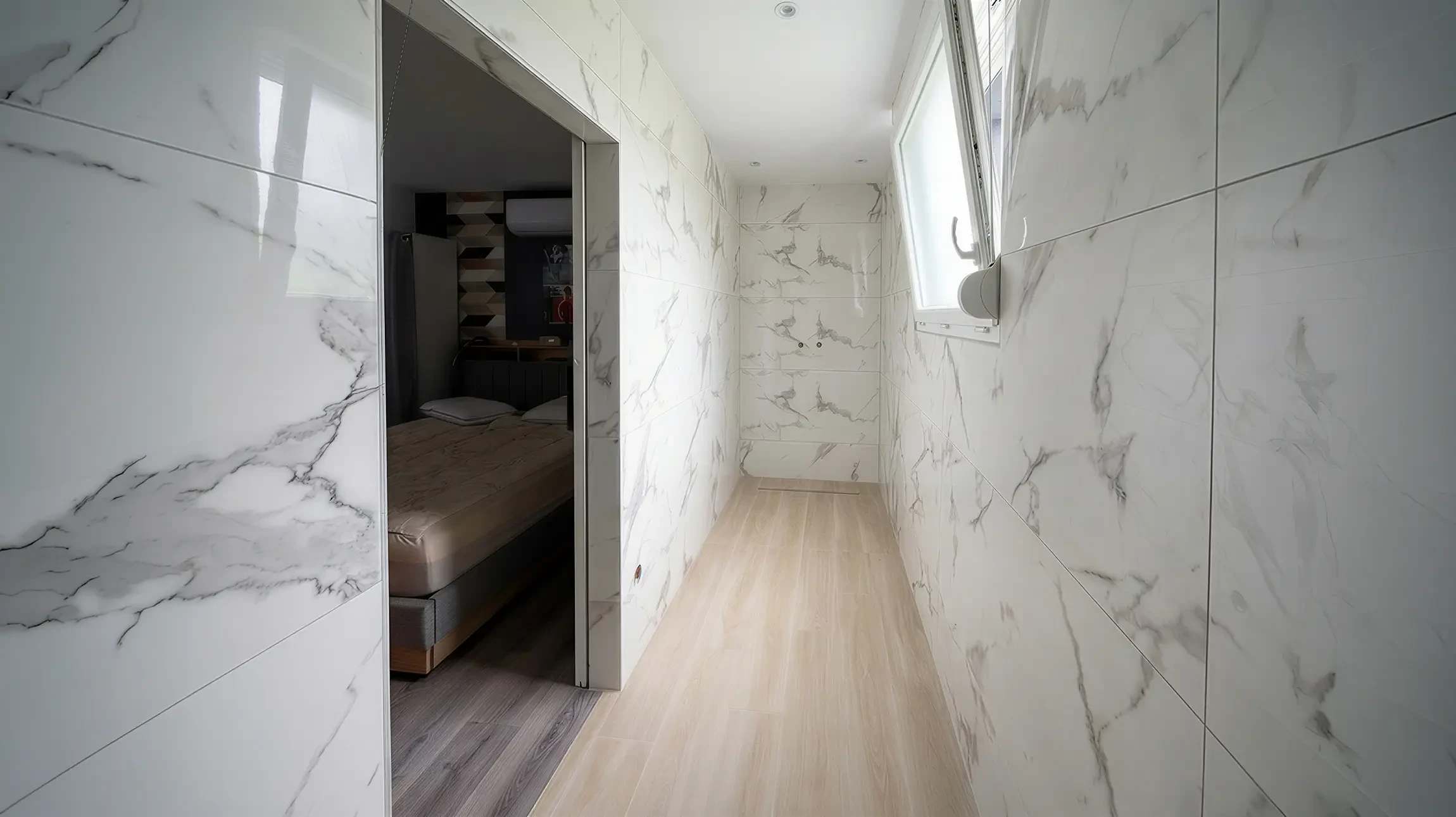 Intérieur résidentiel avec installation de revêtement de sol