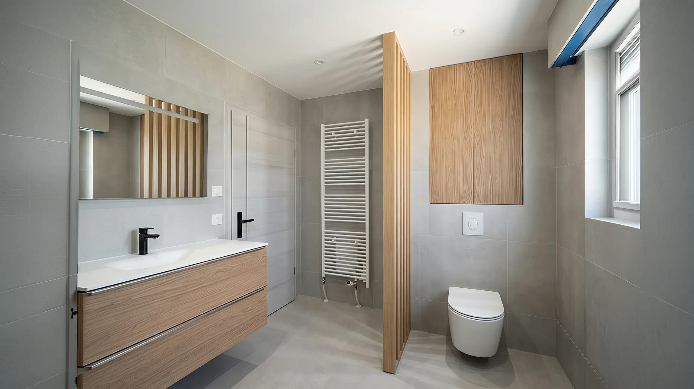 Salle de bain moderne avec douche à l'italienne, double vasque en céramique blanche sur meuble suspendu laqué blanc, robinetterie chromée contemporaine